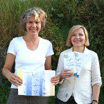 Mit dem neuen Mitläufer informieren Sandra Schulte-Braun (l.) und Sabine Melzer-Baldus über die Fledermäuse, die im Kreis Olpe immer mehr „Fans“ bekommen.