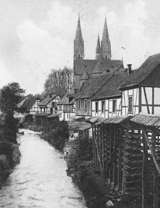 Von den Lohhäusern der Gerber an der Olpe mit ihren Trockengestellen für das Rohleder sind heute keine mehr erhalten.Bild: Stadtarchiv (ca. 1910-1914)
